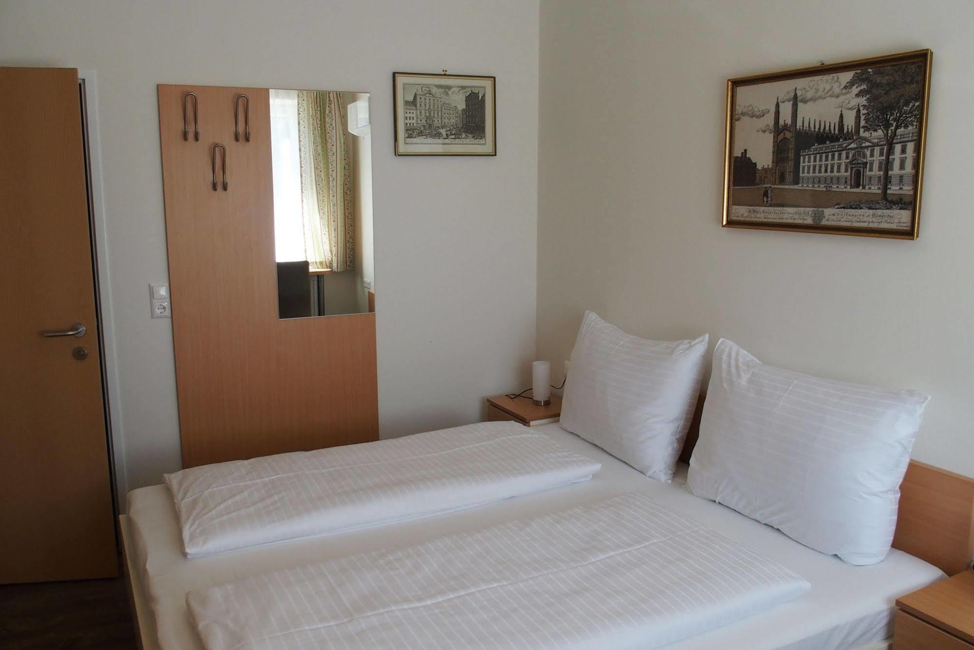 Pension Casa Topolino وينر نويشتاد المظهر الخارجي الصورة