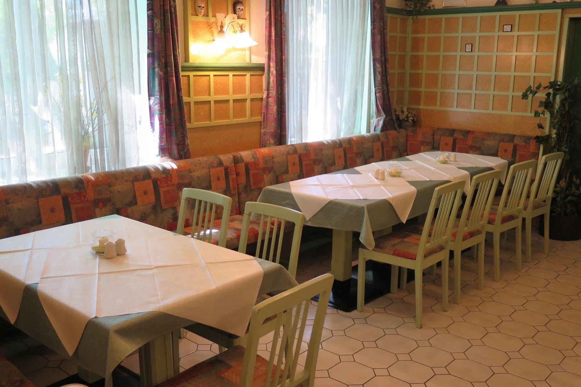 Pension Casa Topolino وينر نويشتاد المظهر الخارجي الصورة