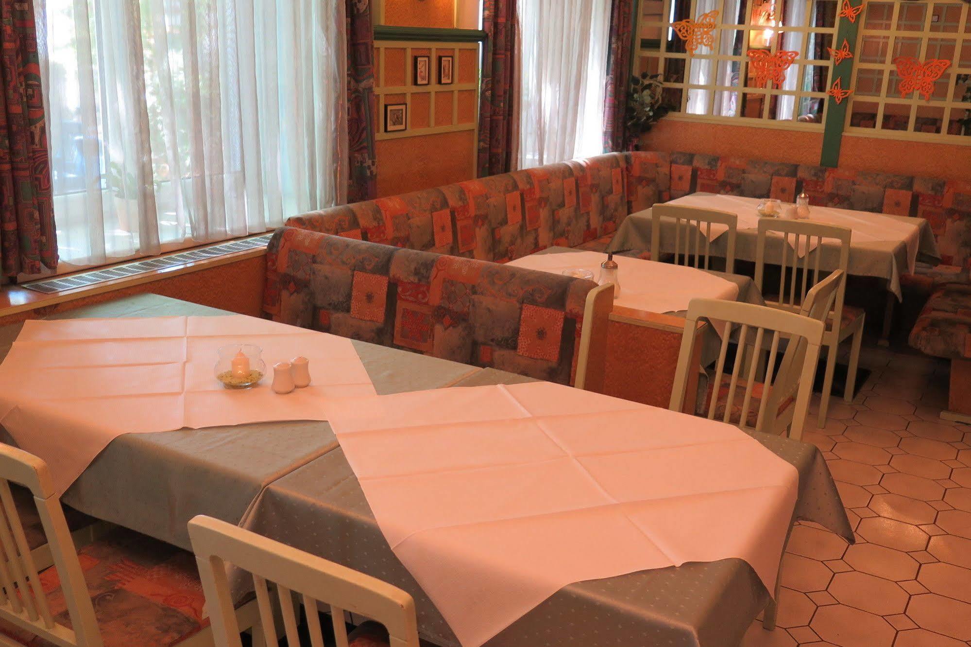 Pension Casa Topolino وينر نويشتاد المظهر الخارجي الصورة